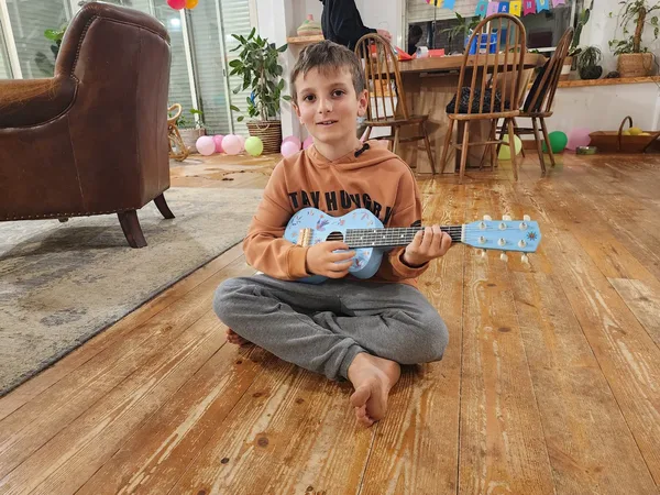 גיטרת עץ תכלת לילדים מבית מרמלדה מוזיקה